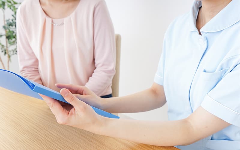 つわりや妊娠超初期と思われる諸症状が現れたら、まずは婦人科などの医療機関へ。初期なら心斎橋駅前婦人科クリニックでは、痛みや身体的・精神的負担も少ない「吸引法」で実施することができます。